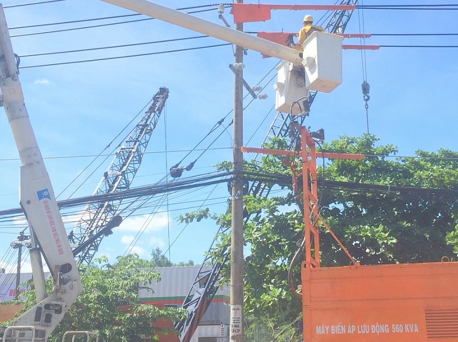 EVNHCMC khẩn trương cấp điện cho 2 bệnh viện dã chiến xây mới